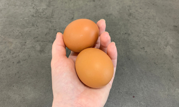 Свекровь рассказала, зачем бьет яйца в пакет: теперь делаю так же